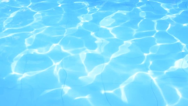 reflet d'eau dans une piscine 