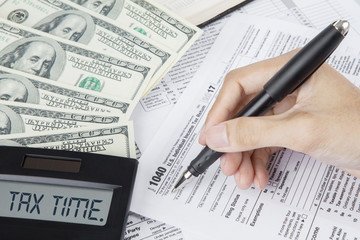 Obraz premium Hands of worker writes on a tax form