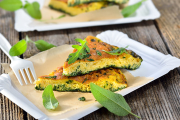 Deftiges Kräuteromelette mit Parmesan portionsgerecht geschnitten - Cuts of delicious herb omelette