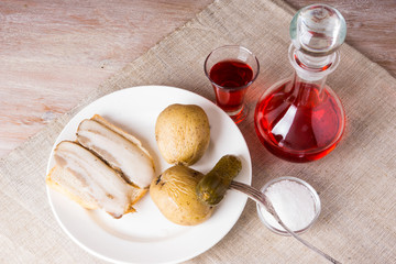 Мужской Натюрморт - клюквенная водка, бутерброд с салом, отварной картофель и соленый огурец