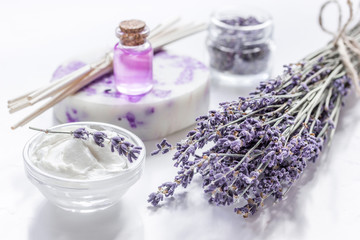 Obraz na płótnie Canvas lavender flowers in organic cosmetic set on white background