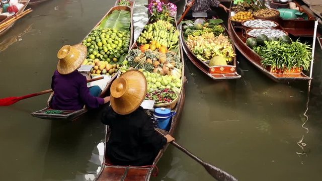 Bangkok. DAMNOEN SADUAK, - JULY 12, 2016: Damnoen Saduak this large and popular floating market is about 100 km southwest of Bangkok in Ratchaburi province , Floating market is famous in Thailand