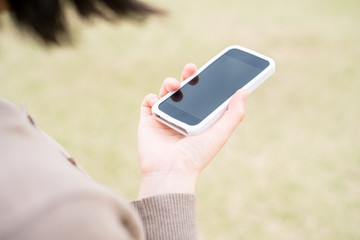 スマートフォンを持つ女性