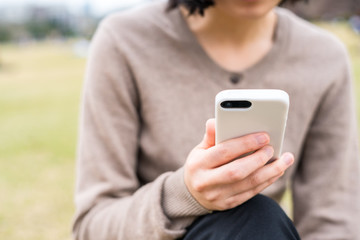 スマートフォンを見る女性