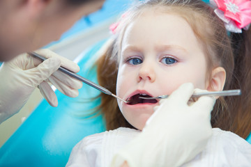 Little girl sitts in the dentist's office