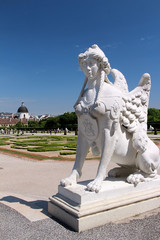 Статуя сфинкса перед входом в Бельведер 