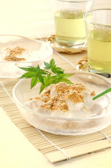夏の和菓子　わらび餅と冷茶

