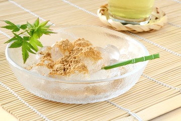 夏の和菓子　わらび餅と冷茶

