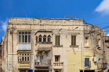 Fototapeta na wymiar Chaotische Stromleitungen an einer Hausfassade in Rabat