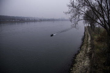 Kleines Motorboot auf dem Rhein bei Mainz
