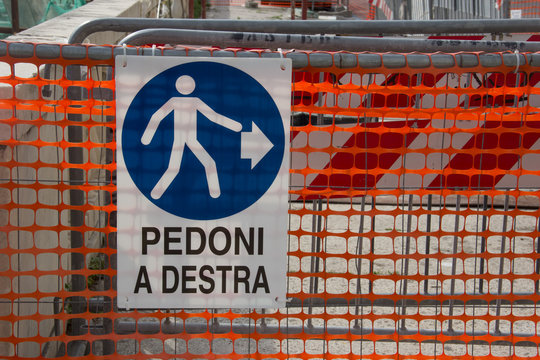 Cartello stradale su un a transenna 