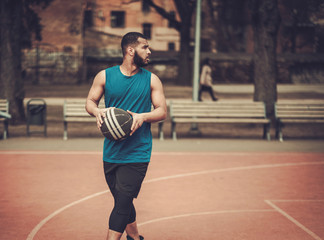 Obraz premium African-american streetball player practicing outdoors