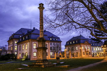Der Landtag von Rheinland-Pfalz bei Nacht