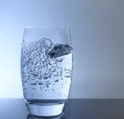 Glas mit Wasser gefüllt 