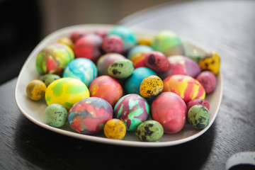 Крашеные пасхальные яйца на тарелке 