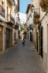 Junge in Gasse in Benissa Spanien