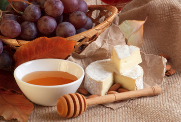 Grapes with cheese, honey and almonds