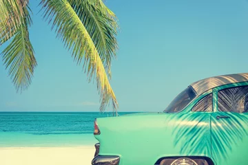 Poster Klassieke auto op een tropisch strand met palmboom, vintage proces © Delphotostock