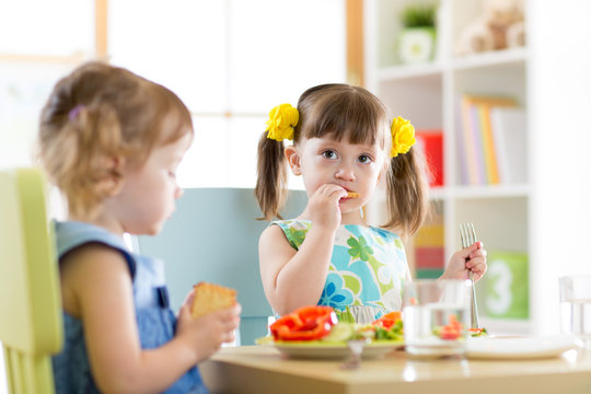 children eating food in daycare centre