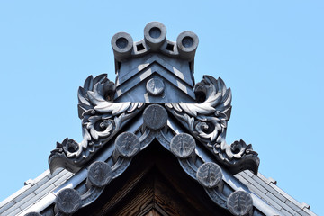 お寺の大屋根、真新しい瓦