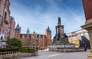 Het standbeeld van de ingang van de Royal Albert Hall in South Kensington, gezien op een zonnige lenteochtend