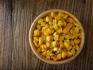 Roasted corn in wood bowl