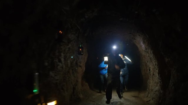 Panic underground, cave explorers running away from natural disaster
