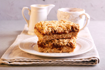 Crumble cakes with apple