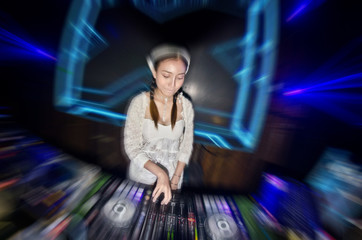 Obraz na płótnie Canvas Blur Lady Dj in club party,slow sync flash technique is feeling movement.