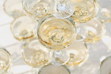 Beautiful hill with champagne at the Banquet for the newlyweds. - obrazy, fototapety, plakaty