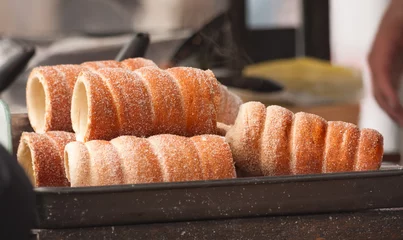 Deurstickers Trdelnik - traditional Czech hot sweet pastry sold in the streets of Prague © Madeleine Steinbach