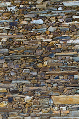 Muro de cuarcitas con piedra y lajas con oxidos rojizos