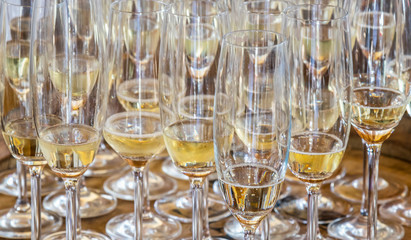 Taças com vinho branco.