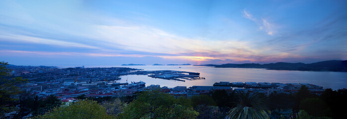 Vista panorámica de la ría de Vigo con las Islas Cíes al fondo