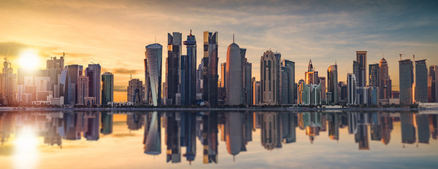 Die Skyline von Doha in Katar bei Sonnenuntergang