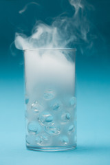 Wasserperlen und Dampf im Glas