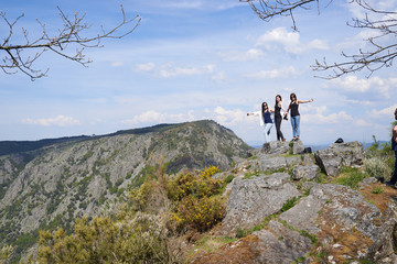 Tres mujeres posando sobre una roca en los cañones del sil