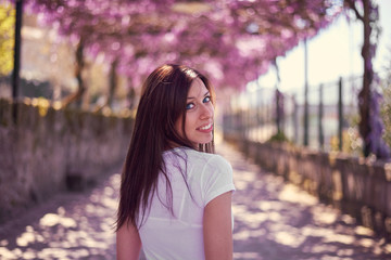 Mujer joven paseando por un pueblo en primavera