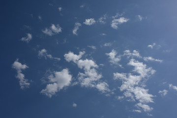 青空と雲「空想・空に浮かぶたくさんのモンスター」