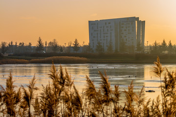 Obraz premium Coucher de soleil sur le lac gelé à Saint Priest