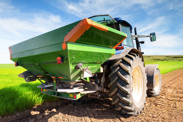 Obraz premium tracteur et sa remorque d'engrais