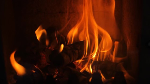 Flammen von einer Feuerstelle in Zeitlupe