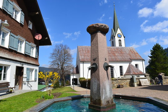 Brunnen und Pfarrkirche Hirschegg (Mittelberg)