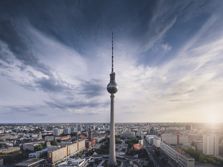 Fototapeta premium Wieża telewizyjna w Berlinie o zachodzie słońca