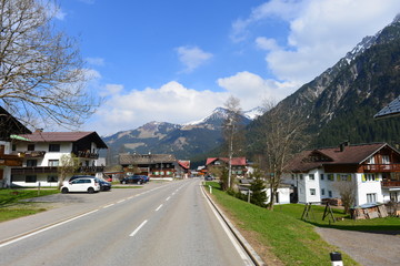 Fototapeta na wymiar Kleinwalsertalstraße B201 in MIttelberg 