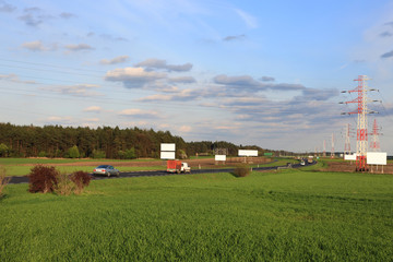 Krajobraz wiosenny, autostrada, trasa szybkiego ruchu, transport.