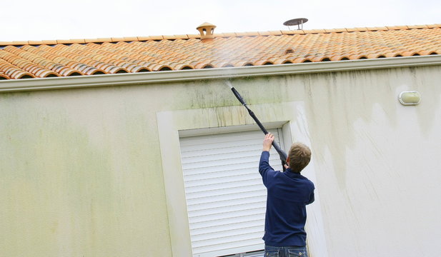 entretien des mur de maison au nettoyeur haute pression 