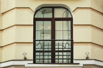 Obraz premium Arched window with sand wall background