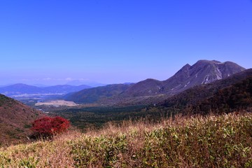 Fototapeta na wymiar 牧ノ戸峠から九重を登山