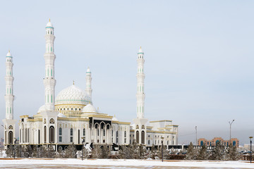 Fototapeta na wymiar New mosque in the capital of Kazakhstan. The Mosque Hazrat Sultan in Astana